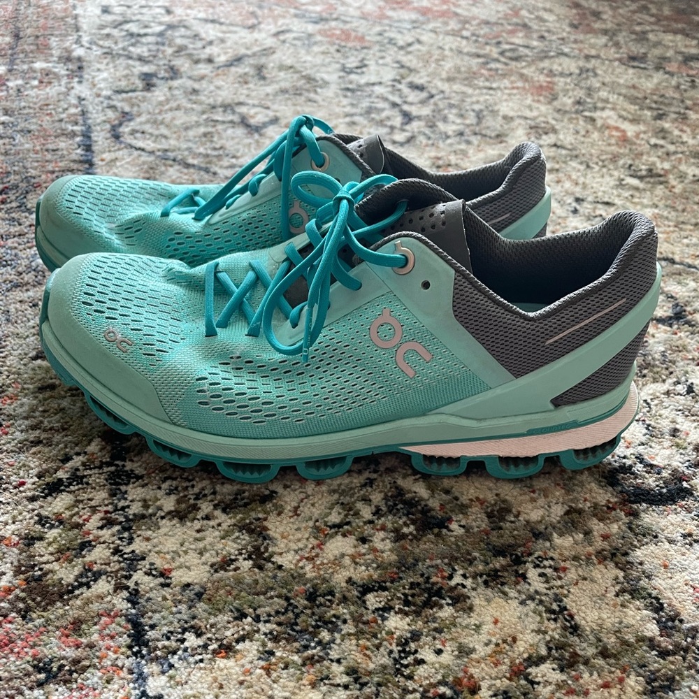 On Cloud women’s size 7 running sneaker